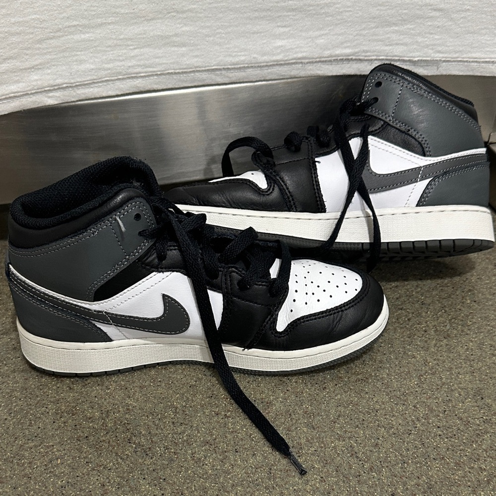 Air Jordon 1 Mid Top Sneakers 5Y - Picture 2 of 7